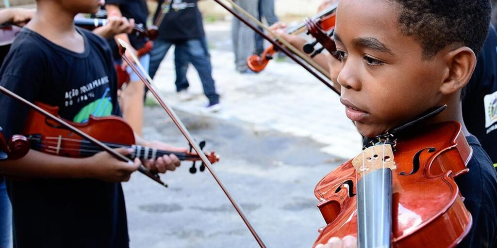 projeto-leva-aulas-de-musica-para-criancas-em-areas-vulneraveis-do-rio