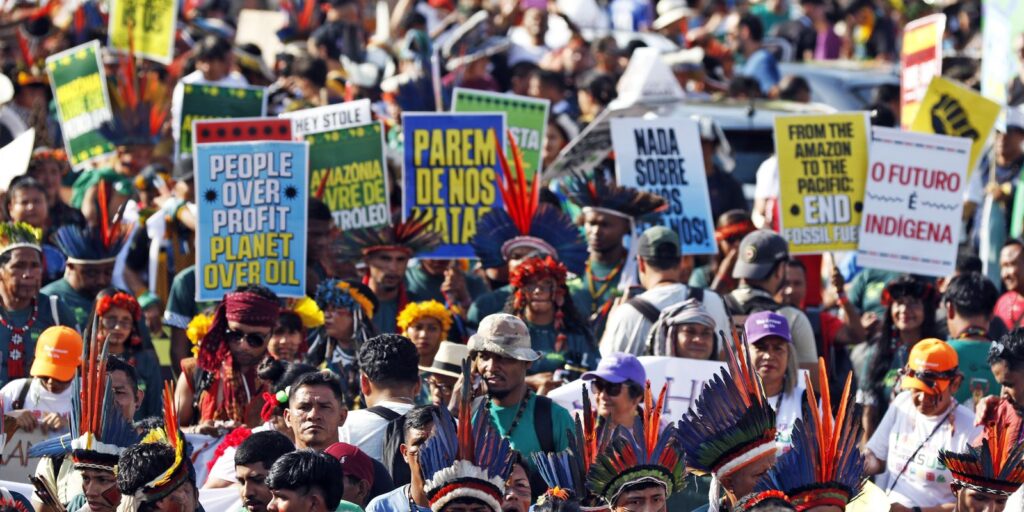 cop30:-marcha-indigena-pelo-clima-leva-milhares-as-ruas-de-belem