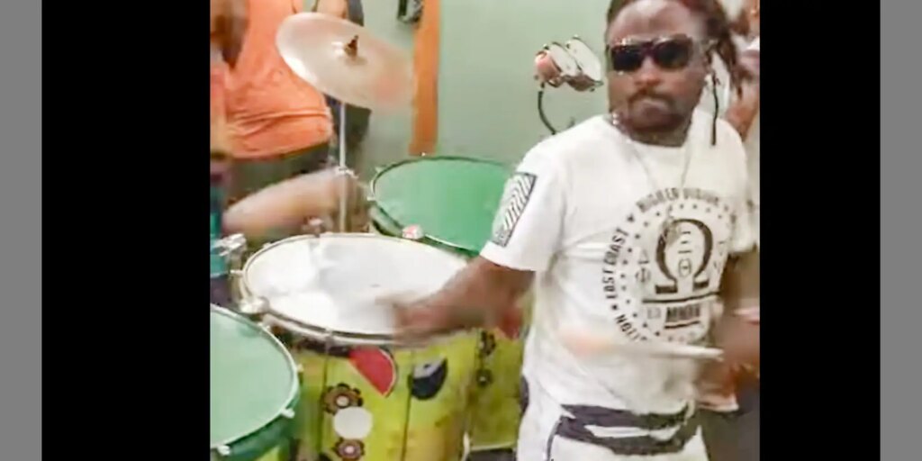 rei-do-surdos:-os-tambores-de-abara-ditam-o-ritmo-da-folia-timbaleira