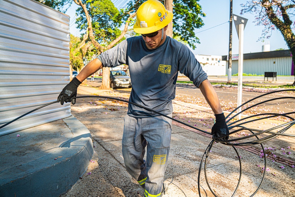 Ponta Porã avança com retirada de fios e cabos inservíveis dos postes