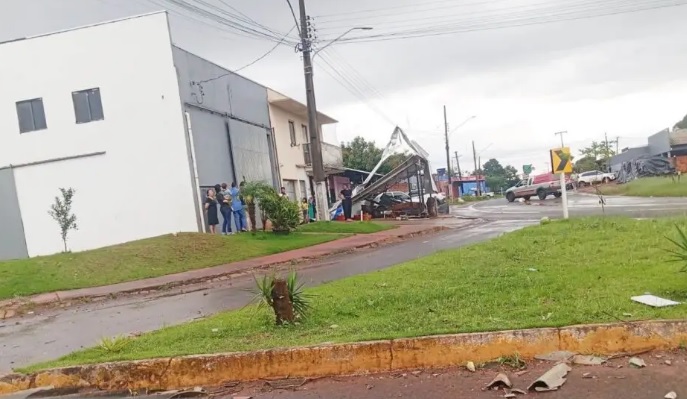 Vendaval destelha casas e deixa rastro de destruição em Amambai