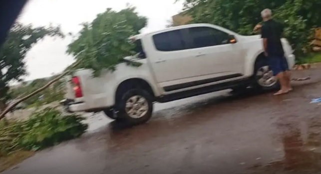 Vendaval destelha casas e deixa rastro de destruição em Amambai