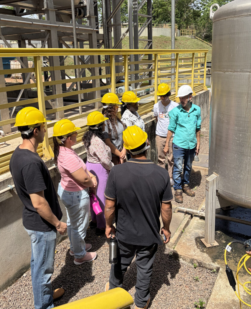 Programa Portas Abertas aproxima acadêmicos da UFGD da prática do tratamento de esgoto em Dourados